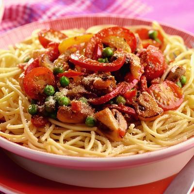 spaghetti with paprika, mushrooms and peas