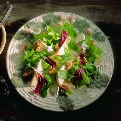salad with pear, cheese and nuts