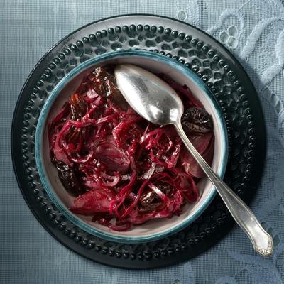 red cabbage with pomegranate juice and prunes