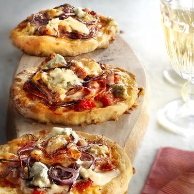 pizza with gorgonzola, red onion and pancetta