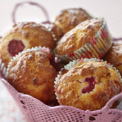 muffin with raspberries and almonds
