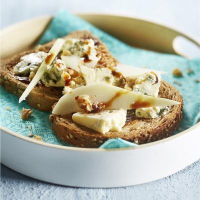 multigrain sandwich with apple-pear syrup and blue cheese