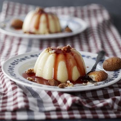 semolina pudding with almond and currant juice