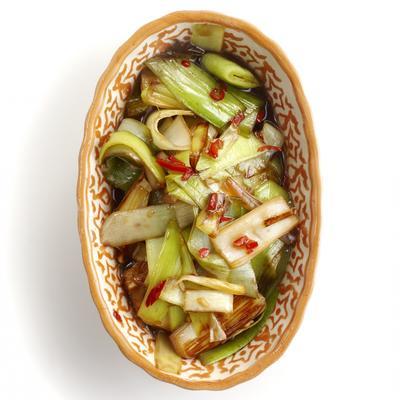 stir-fried leeks with garlic and oyster sauce