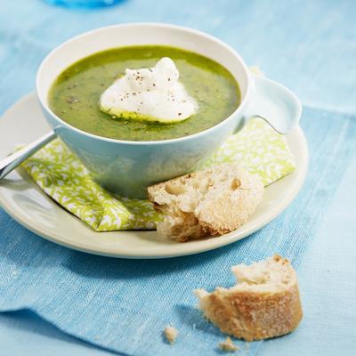 pea soup with spring onions and mint