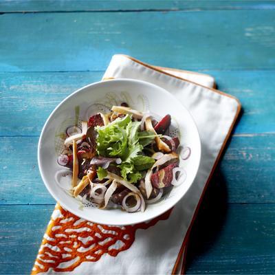 lukewarm beetroot salad with red onion