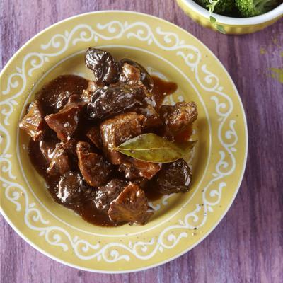 braised beef with cloves, bay leaves and prunes