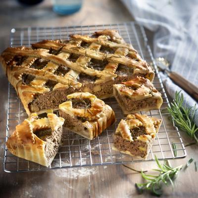 minced pie with rosemary and apple