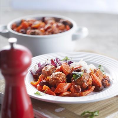 chili with kidney beans and meatballs