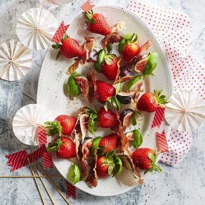 strawberry skewers with figs and crispy parma ham