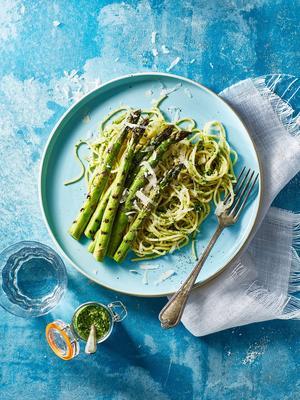 spaghetti with grilled green asparagus and rucola pesto