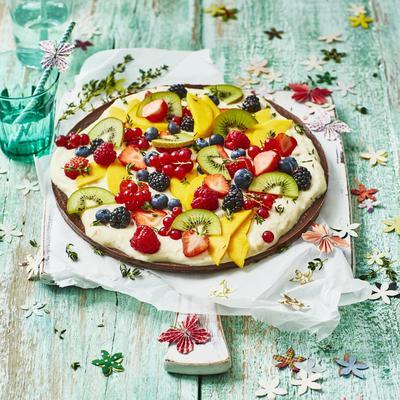 fruit pizza with cookie bottom