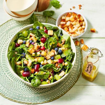 fruity spinach salad with old cheese