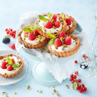 raspberry tarts with pistachio