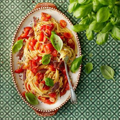 spaghetti with anchovies and tomatoes