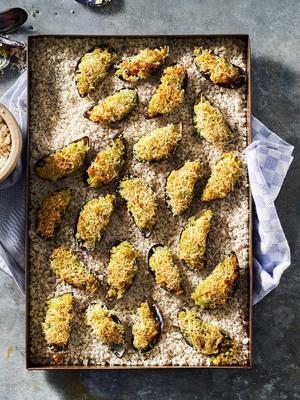 gratinated mussels with pesto