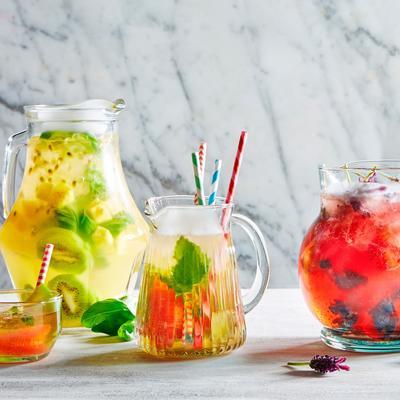 green iced tea with grapefruit and apple