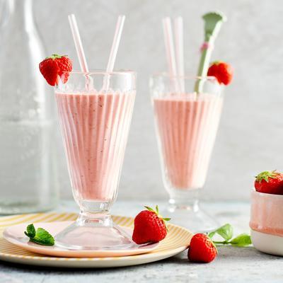yogurt-strawberry cake with mint