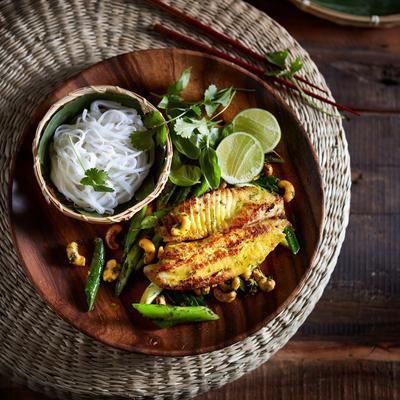 fish fillet with turmeric, noodles and cashew nuts