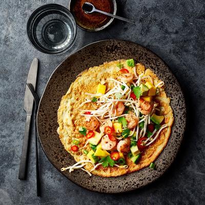 thai omelette with shrimps and mango salad