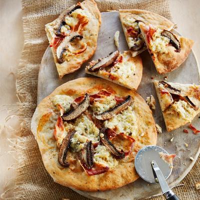 portobello pizza with pancetta and gorgonzola