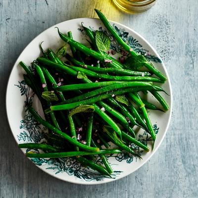 green beans with vinaigrette and mint