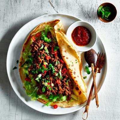Oriental meat pancake with pointed cabbage