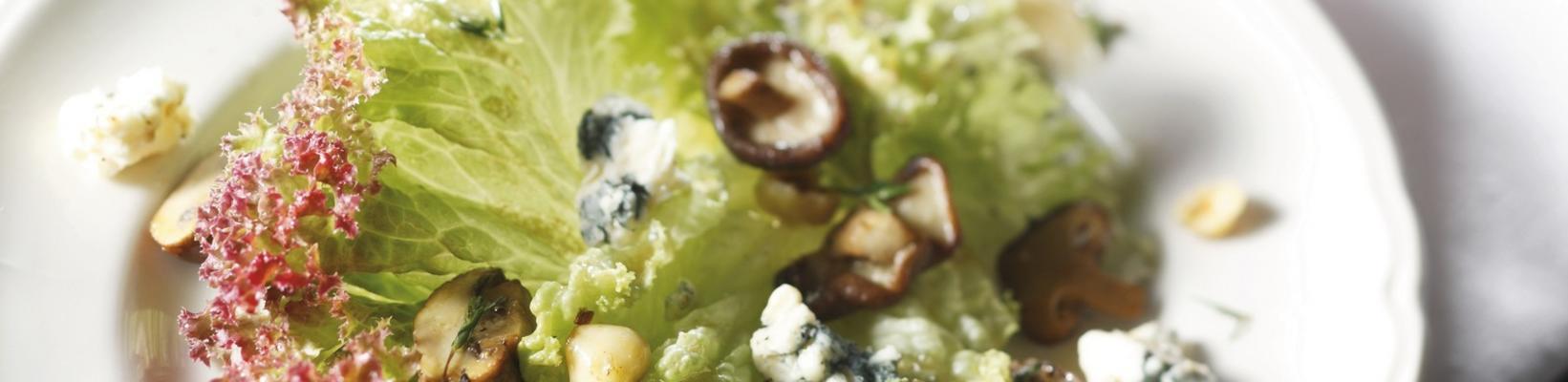 autumn salad with mushrooms and blue cheese