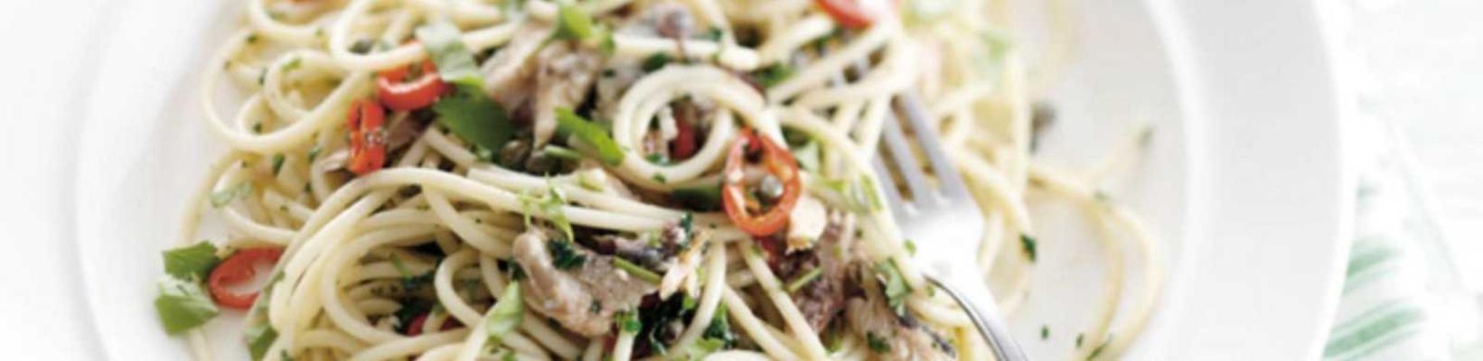 spaghetti with olive oil, sardines and capers