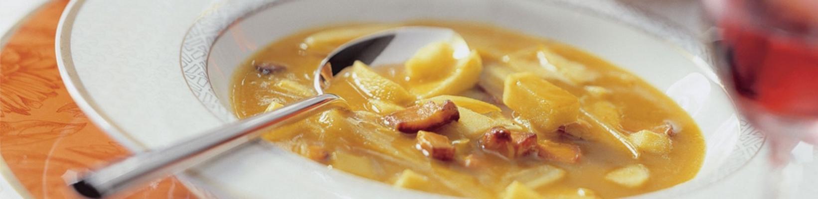 curry-chicory soup with bacon and pieces of apple