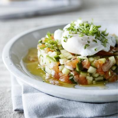 salmon tartare with poached egg