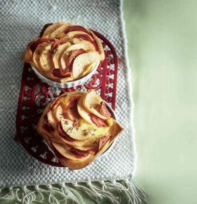 puff pastry cakes with pear and goat cheese