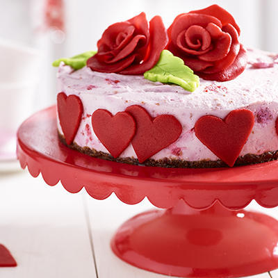 cheesecake with roses and hearts