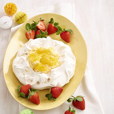 pavlova with sweet scrambled eggs and strawberries