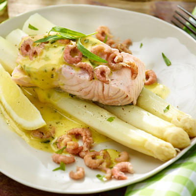 poached salmon with asparagus and béarnaise sauce