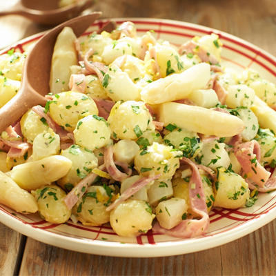 potato salad with asparagus and ham