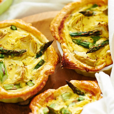 mini quiches with green asparagus and artichoke hearts