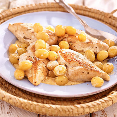 chicken fillet with grapes and white wine