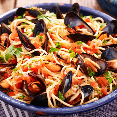 spaghetti with mussels and tomato