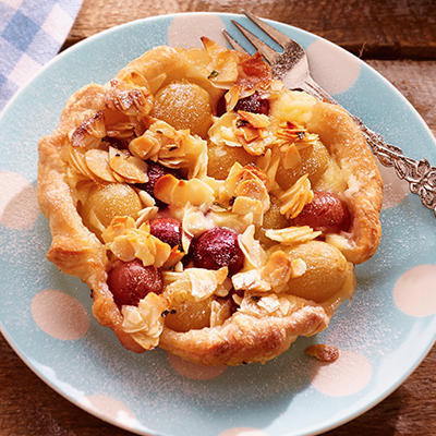 quick tartlet of puff pastry with grapes and thyme