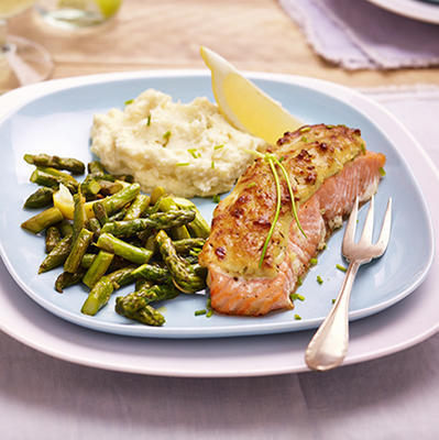 English salmon from the oven with green lemon asparagus
