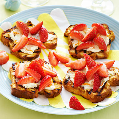 toasted sugar bread with mascarpone and strawberries