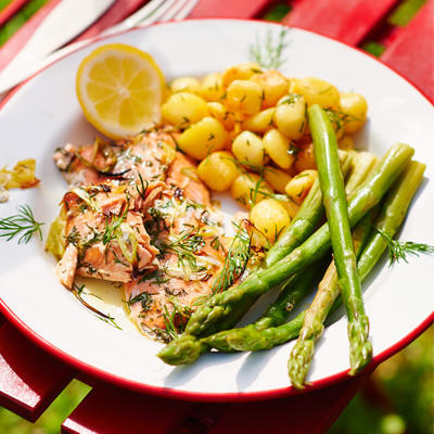 salmon fillet from the oven with green asparagus and mini-circles