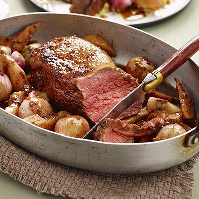 roast beef with shallots and cooking pears from the oven