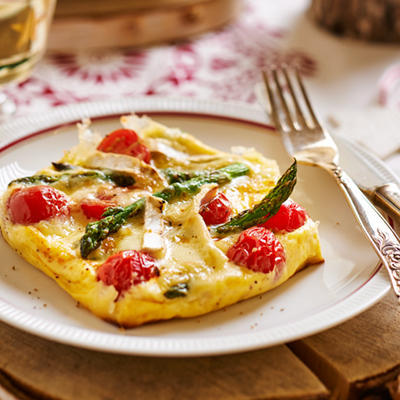 frittata with brie, asparagus tips and tomatoes