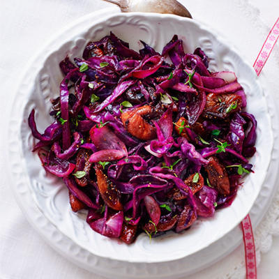 red cabbage with dates and figs