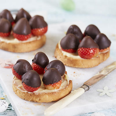 biscuits with chocolate strawberries