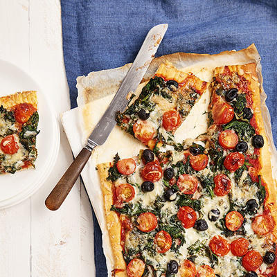 pizza with spinach and blue cheese