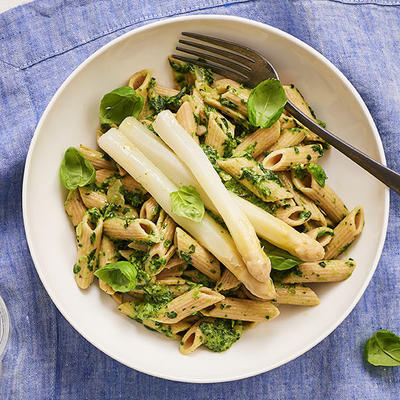 penne with spinach sauce and asparagus