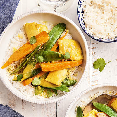 pangasius curry with snow peas and carrots